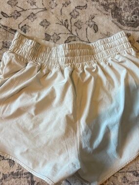 Lululemon white hotty hot shorts mid rise size S